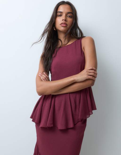 ASOS DESIGN Maxikleid mit U-Boot-Ausschnitt, Godet-Einsatz, asymmetrischem Oberteil und Saum in Burgunderrot, 2 von 5