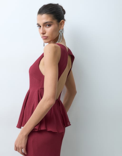ASOS DESIGN Maxikleid mit U-Boot-Ausschnitt, Godet-Einsatz, asymmetrischem Oberteil und Saum in Burgunderrot, 2 von 5