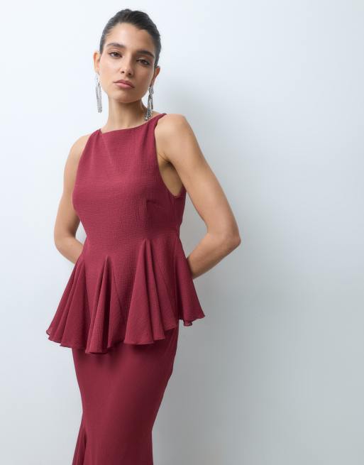 ASOS DESIGN Maxikleid mit U-Boot-Ausschnitt, Godet-Einsatz, asymmetrischem Oberteil und Saum in Burgunderrot, 3 von 5