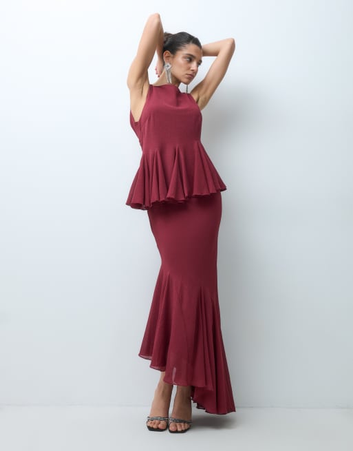 ASOS DESIGN Maxikleid mit U-Boot-Ausschnitt, Godet-Einsatz, asymmetrischem Oberteil und Saum in Burgunderrot, 4 von 5