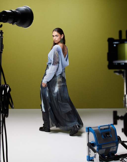 ASOS DESIGN – Maxikleid mit ungesäumtem Saum, tiefem Wasserfallausschnitt hinten und platziertem Pferde-Print