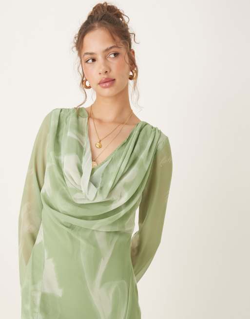 ASOS DESIGN – Maxikleid mit verschwommenem Blumenmuster in Grün, V-Ausschnitt und Godet-Saum, 4 von 4