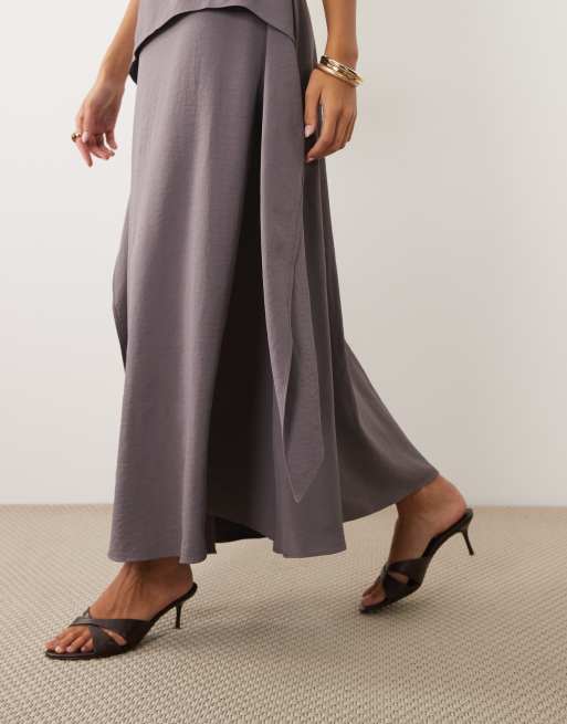 ASOS DESIGN Maxikleid mit Wasserfallausschnitt und doppelter Lage in Anthrazit, 3 von 4