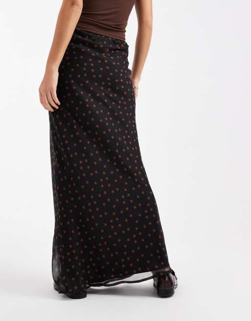 ASOS DESIGN - Maxinederdel i chiffon med skråsnit og brune polkaprikker, 3 af 5