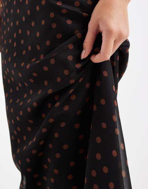 ASOS DESIGN - Maxinederdel i chiffon med skråsnit og brune polkaprikker, 5 af 5