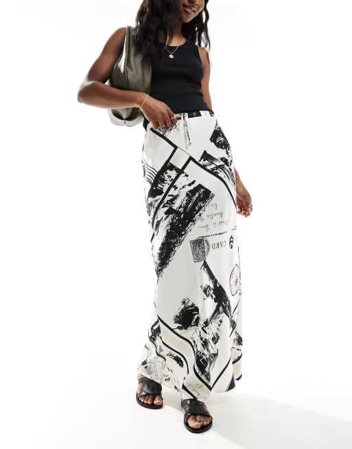 ASOS DESIGN - Maxinederdel med skråsnit, bindebånd i taljen og postkortprint i satin
