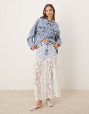 ASOS DESIGN - Maxirock aus Denim in mittelblauer Waschung mit kontrastierender Spitze