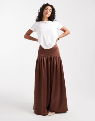 ASOS DESIGN - Maxirock aus Satin in Schokobraun mit tiefer Taille-Brown