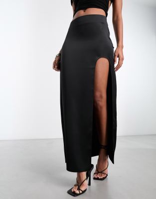 ASOS DESIGN - Maxirock aus Satin in Schwarz mit hohem, oben abgerundetem Schlitz