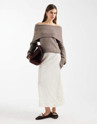 ASOS DESIGN - Maxirock aus Satin in Winterweiß mit Knitterdesign