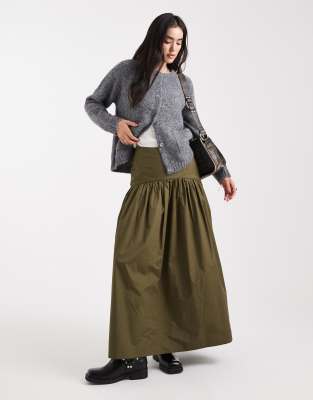 ASOS DESIGN - Maxirock in Khaki mit tief angesetzter Taille-Bunt