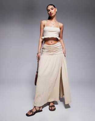 ASOS DESIGN - Maxirock in Steinbeige mit tief angesetzter Taille und Knitterstruktur-Neutral