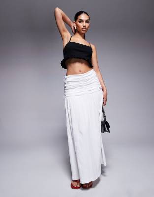 ASOS DESIGN - Maxirock in Weiß mit tief angesetzter Taille und Knitterstruktur