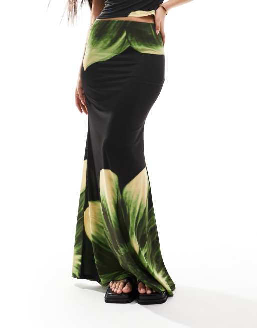 ASOS DESIGN – Maxirock mit großflächigem Blumenmuster und Schwalbenschwanz, Kombiteil, 2 von 5