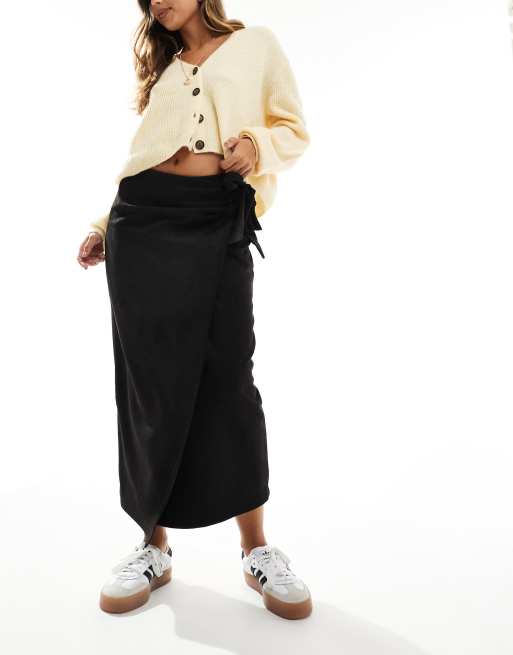 ASOS DESIGN - Maxirok van imitatiesuède met overslag en gestrikt detail in zwart