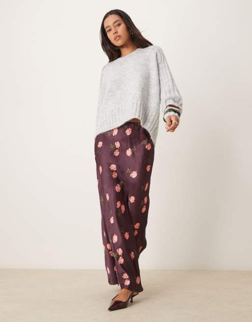 ASOS DESIGN - Maxirok van schuingesneden satijn met rozenprint in bordeauxrood