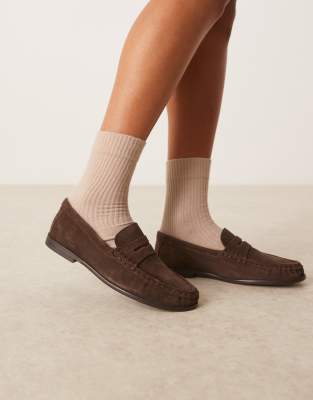 ASOS DESIGN - Mayfair - Hochwertige Loafer aus Wildleder in Braun mit Raffung