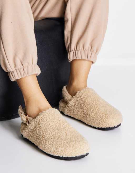 ASOS DESIGN – Meditate – Płaskie chodaki z paskiem na pięcie z kożuszka w naturalnym kolorze