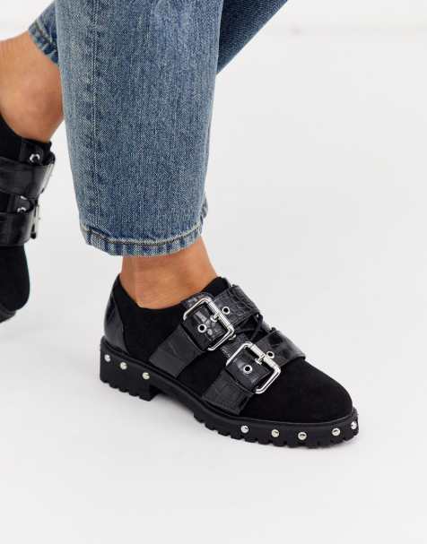 ASOS DESIGN – Medium – Mit Nieten verzierte, schwarze, flache Schuhe mit Schnallen und dicken Profilsohlen