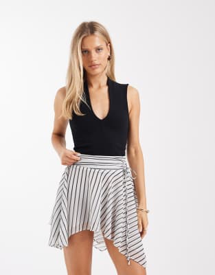 ASOS DESIGN - Mehrlagiger Chiffon-Minirock mit Streifen und gerafftem Bund-Weiß