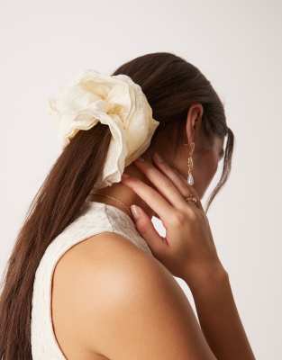 ASOS DESIGN - Mehrlagiger Scrunchie-Haargummi in Antikweiß mit Textur