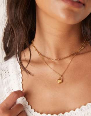 ASOS DESIGN - Mehrreihige Halskette aus wasserfestem Edelstahl in Goldoptik mit Herzanhänger-Goldfarben