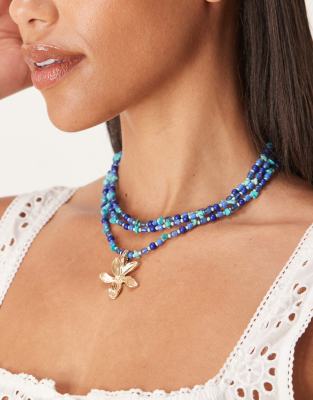 ASOS DESIGN - Mehrreihige Halskette mit Kunststeinen in Splitteroptik in Blau und Blumenanhänger in Gold