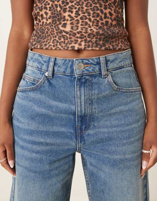 ASOS DESIGN – Mellanblå, ankellånga jeans med barrelben och indragen midja , 2 av 5