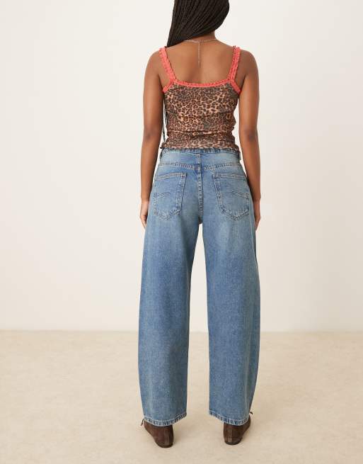 ASOS DESIGN – Mellanblå, ankellånga jeans med barrelben och indragen midja , 4 av 5