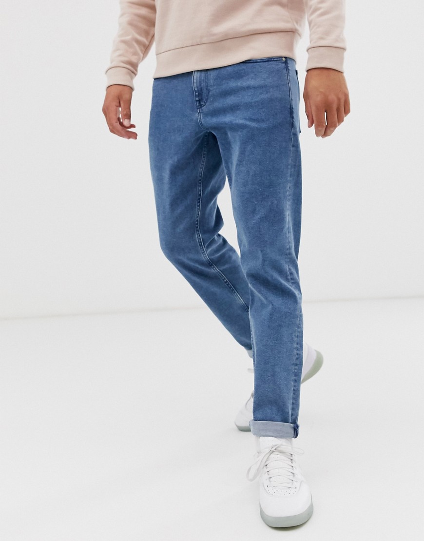 ASOS DESIGN – Mellanblå avsmalnande jeans i retrotvätt med stretch