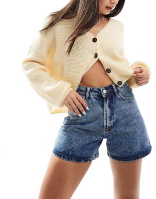 ASOS DESIGN – Mellanblå jeansshorts i mom-modell - view 1