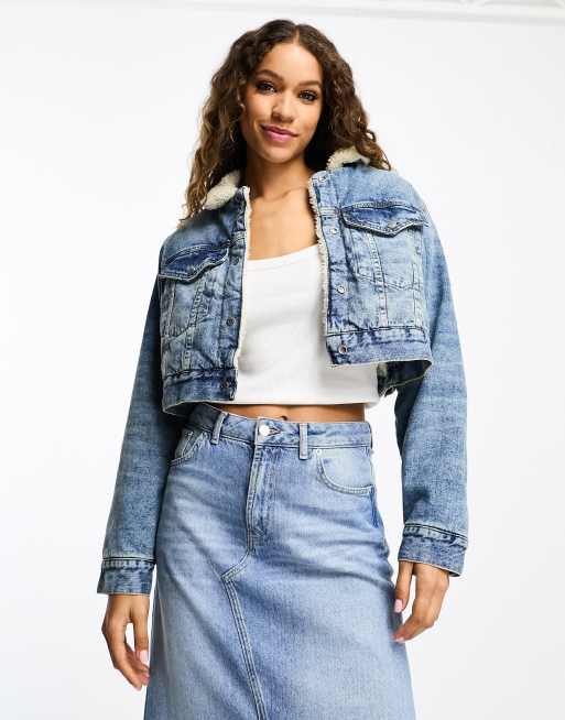 ASOS DESIGN – Mellanblå, kort jeansjacka i teddy med tvättad finish, 2 av 4