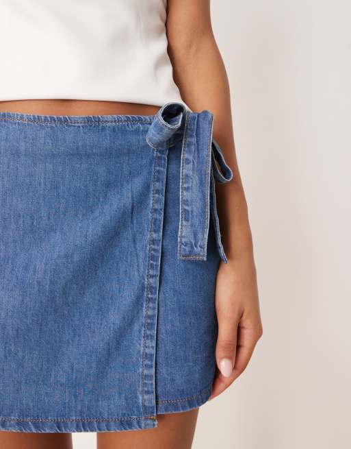 ASOS DESIGN – Mellanblå minikjol i denim med omlottdesign och rosettdetalj, 5 av 5