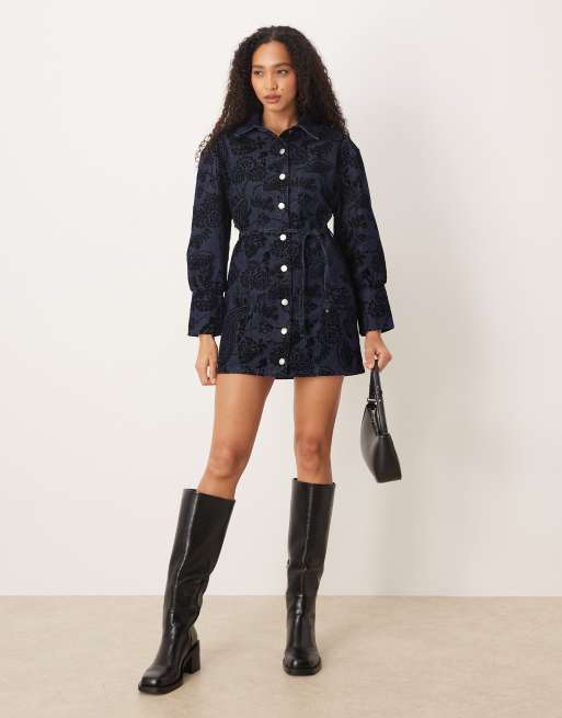 ASOS DESIGN – Mellanblå skjortklänning i denim med indragen detalj och flockat paisleymönster