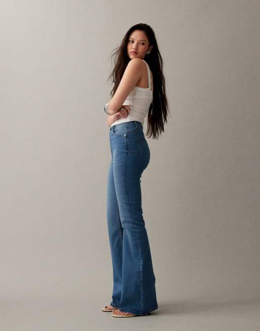 ASOS DESIGN – Mellanblå, skulpterade, utsvängda jeans med powerstretch, 2 av 7
