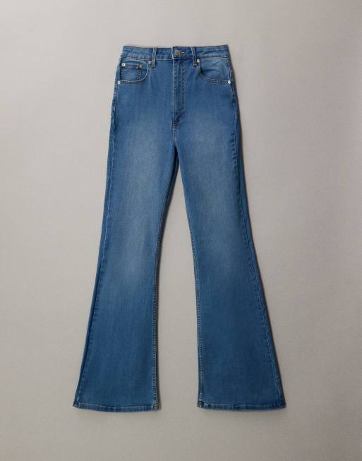 ASOS DESIGN – Mellanblå, skulpterade, utsvängda jeans med powerstretch, 5 av 7