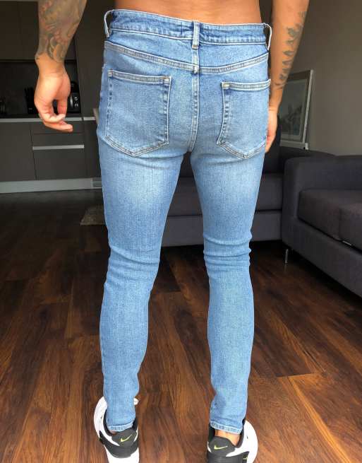 ASOS DESIGN – Mellanblå spray on-jeans i powerstretch med slitna knän och vintagelook, 2 av 4