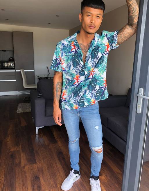 ASOS DESIGN – Mellanblå spray on-jeans i powerstretch med slitna knän och vintagelook, 4 av 4