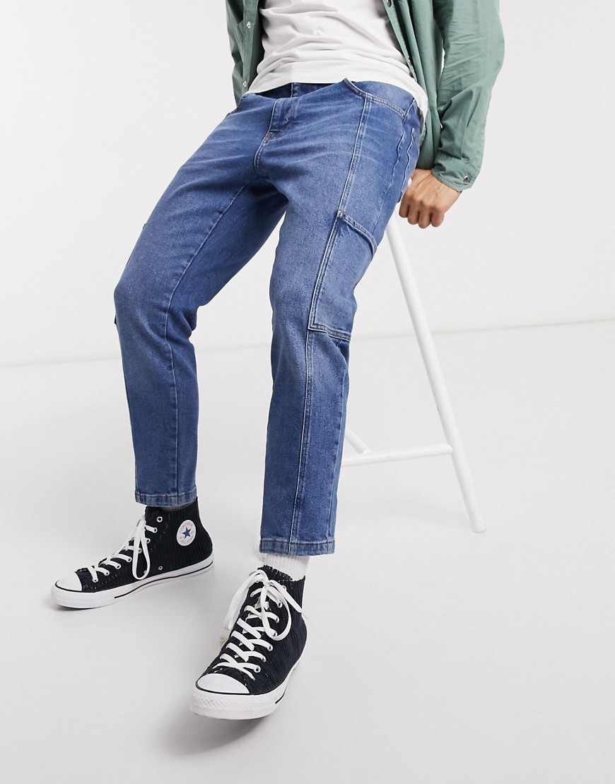 ASOS DESIGN – Mellanblå stretchiga jeans i klassisk modell med cargodetaljer och dekorsömmar