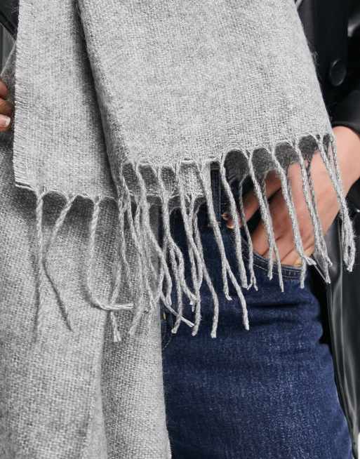 ASOS DESIGN – Mellangrå, supermjuk halsduk med tofsar, 2 av 4