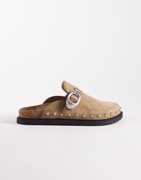 ASOS DESIGN – Mellany – Mules aus Wildlederimitat in Sandbeige mit Nietenbesatz und Fußbett - view 1