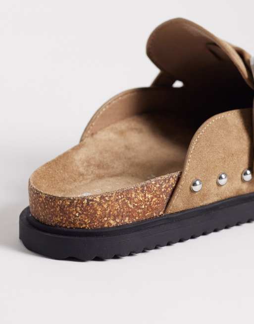 ASOS DESIGN – Mellany – Sandfärgade mules i mockaimitation med formad sula och nitar, 4 av 4