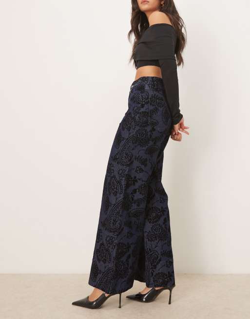 ASOS DESIGN - Mellemblå afslappede jeans med svaj og paisleymønster, 2 af 5