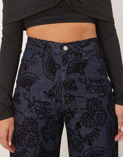 ASOS DESIGN - Mellemblå afslappede jeans med svaj og paisleymønster, 5 af 5