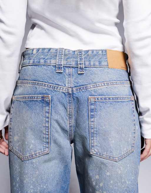 ASOS DESIGN - Mellemblå lavtaljede jeans med baggy pasform og malerpletter , 4 af 5