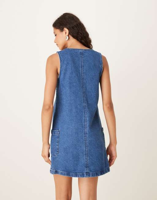 ASOS DESIGN - Mellemblå shift-minikjole i denim med dyb rund hals udskæring og lommer, 4 af 4