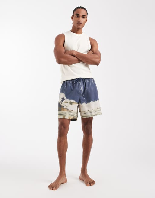 ASOS DESIGN - Mellemlange badeshorts med blåt strandfoto-print, 2 af 5