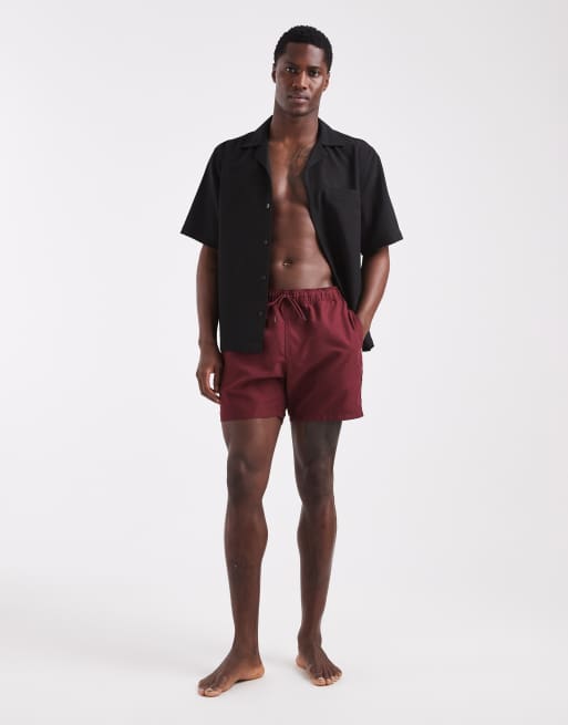 ASOS DESIGN - Mellemlange bordeauxrøde badeshorts med hvide kontrastkanter, 2 af 5