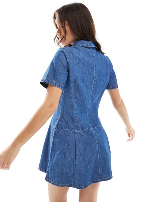 ASOS DESIGN - Mellemvasket blå minikjole med lavtsiddende talje og læg i blød denim, 2 af 4