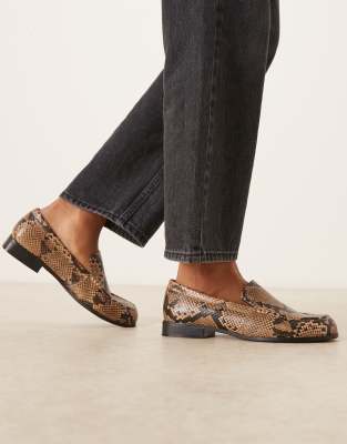 ASOS DESIGN - Melva - Schlichte Loafer mit runder Zehenpartie und Schlangenmuster-Bunt